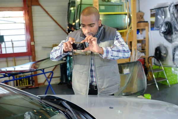 Mechaniker fotografiert Auto — Stockfoto