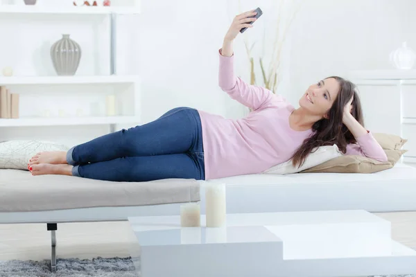 Ragazza facendo un selfie — Foto Stock