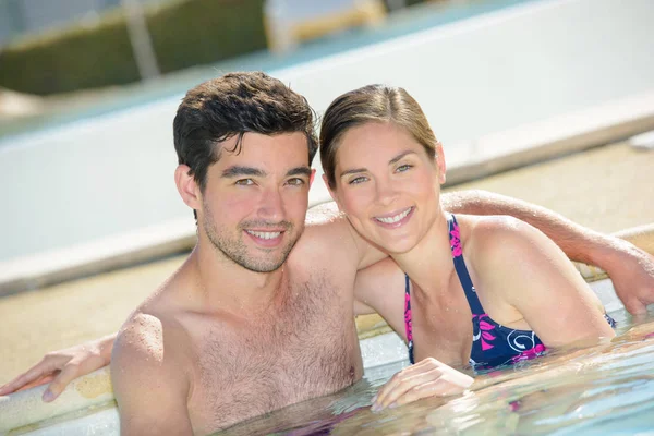 Retrato de casal em uma piscina — Fotografia de Stock