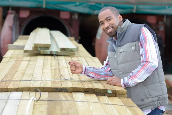 Holzplanken stapeln — Stockfoto