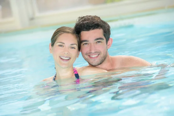 Paar im Schwimmbad — Stockfoto