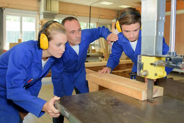 Leerling doet een nauwkeurig knippen — Stockfoto