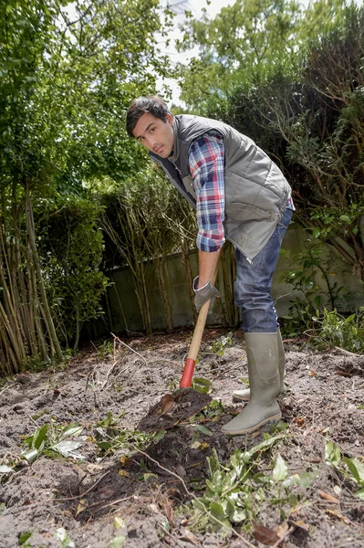 Homem cavando solo com pá — Fotografia de Stock