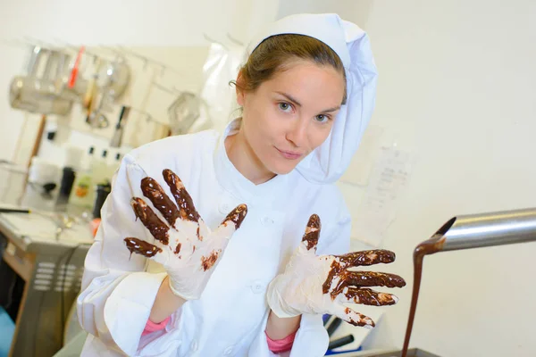 Šéfkuchař s čokoládou na prstech — Stock fotografie