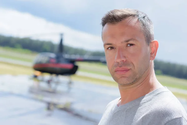 Piloto no aeródromo com helicóptero — Fotografia de Stock