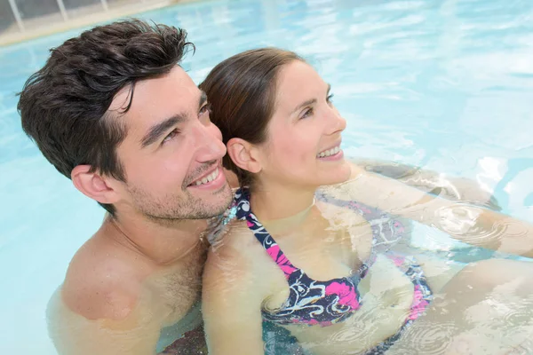 Paar im Schwimmbad — Stockfoto