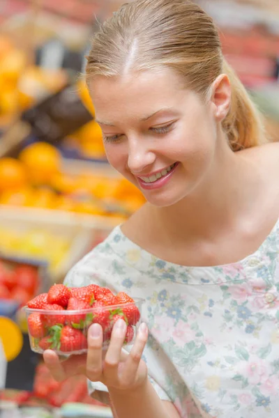 Dama sosteniendo punnet de fresas —  Fotos de Stock