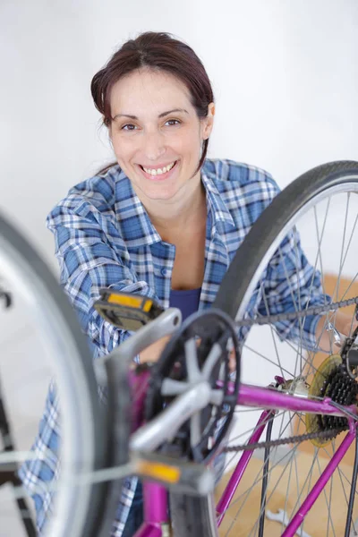 Frau und Fahrrad und Arbeit — Stockfoto