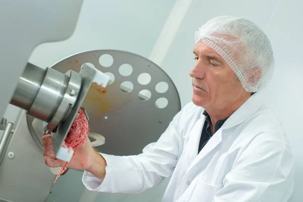 Hackfleisch Maschine und Mensch — Stockfoto