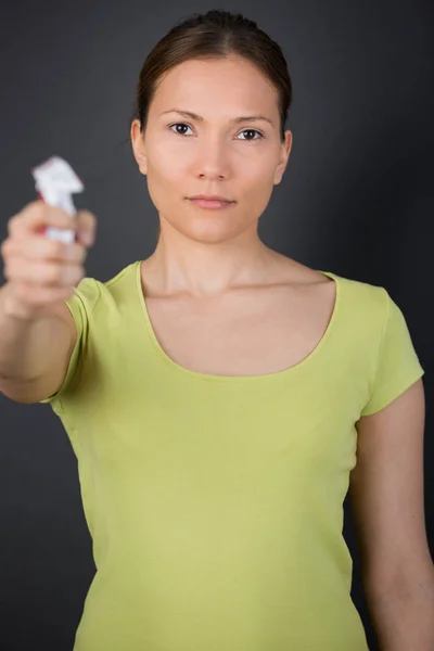 Mulher segurando fora pacote de cigarros — Fotografia de Stock