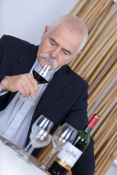 Homem segurando vinho tinto em vidro — Fotografia de Stock