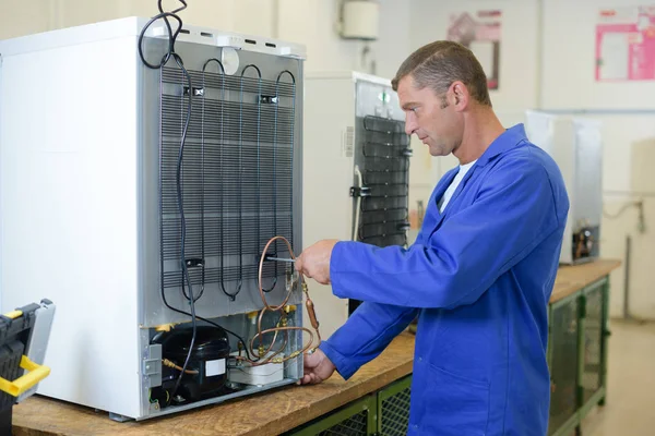Reparateur bezig met koelkast — Stockfoto