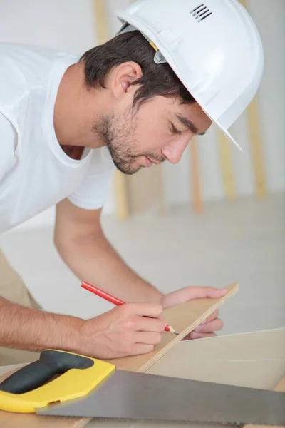 Edificio que marca una madera contrachapada — Foto de Stock