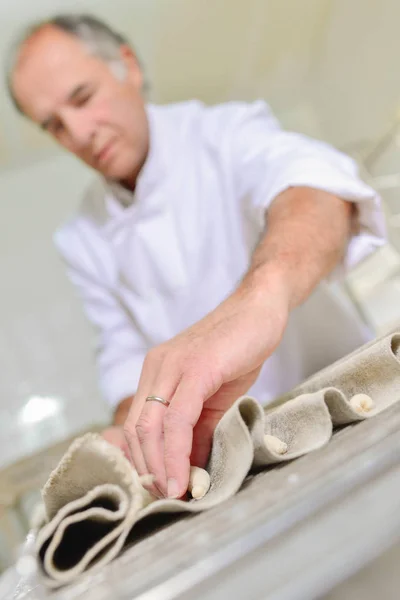 Baker preparando baguettes y adultos —  Fotos de Stock