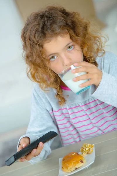 Menina beber leite e equilibrada — Fotografia de Stock