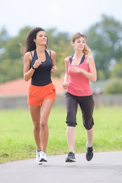 Mujeres corriendo en el parque — Foto de Stock