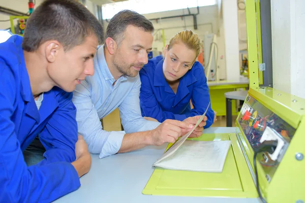 Lezen van de handleiding en materiaal — Stockfoto