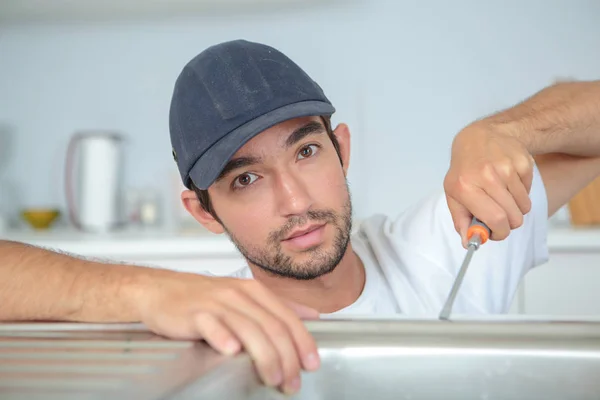 Hombre apropiado fregadero de cocina — Foto de Stock