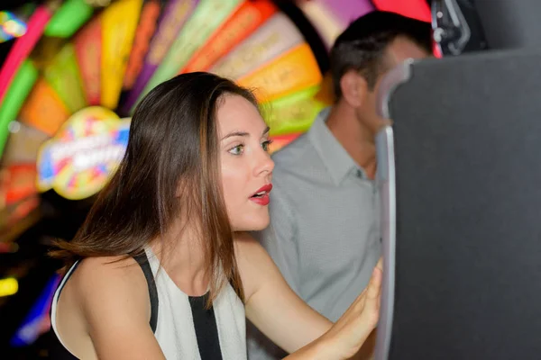 Señora emocionada jugando arcade juego — Foto de Stock