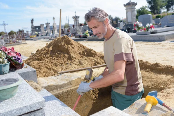 Digging a grave and gravedigger — Stock Photo, Image