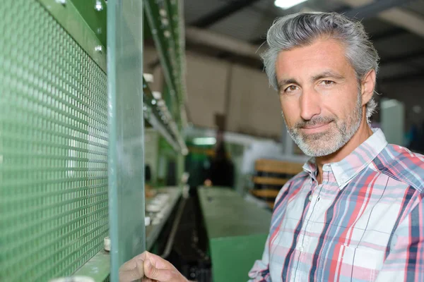 Retrato de homem segurando vidro — Fotografia de Stock