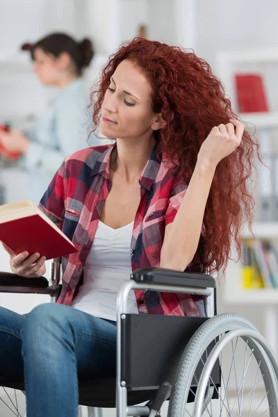 Kadın tekerlekli sandalye ve tekerlekli sandalye — Stok fotoğraf