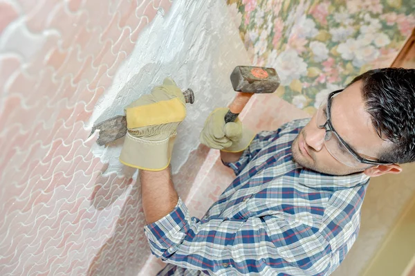 Chiselling off wall motif — Stock Photo, Image