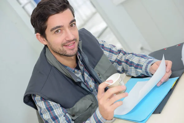 Avendo una pausa bevanda calda — Foto Stock