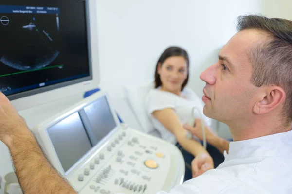 Médico de digitalização braço do paciente — Fotografia de Stock