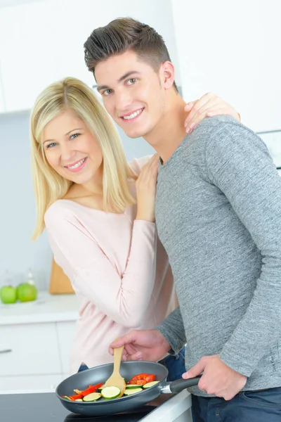 Jovem casal na cozinha — Fotografia de Stock