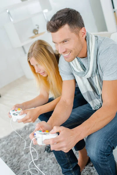 Couple jouant jeu d'ordinateur — Photo