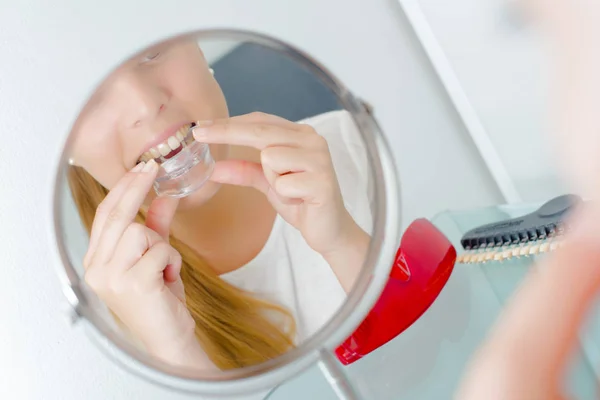 ผู้หญิงสาวไปหาหมอฟัน — ภาพถ่ายสต็อก