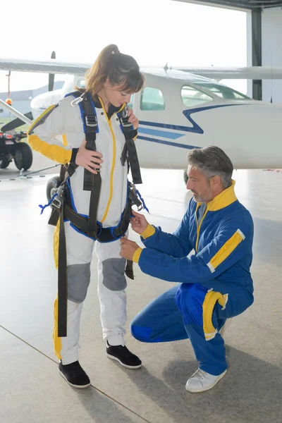 Paraşütçü s emniyet kemeri üzerinde kayışlar Tespitleme adam — Stok fotoğraf