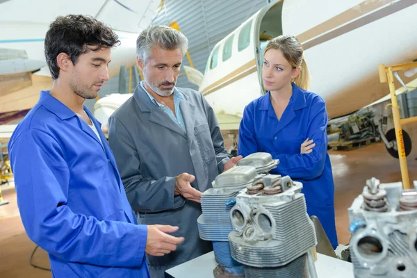 Analisando o problema e aeronaves — Fotografia de Stock