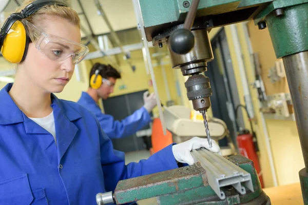 Vrouw die werkt met bankje boor — Stockfoto