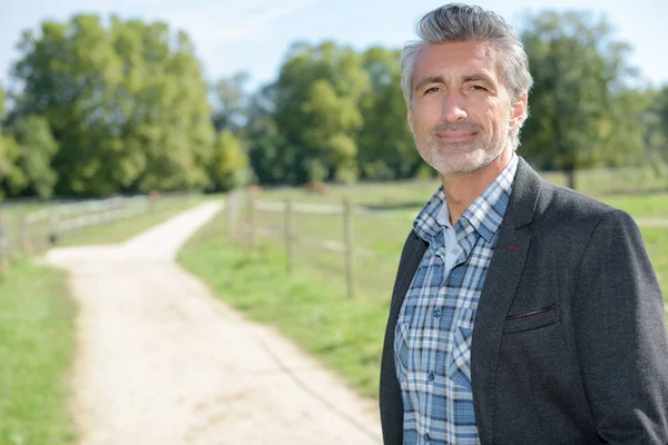 Uomo in posa nella corsia di campagna — Foto Stock