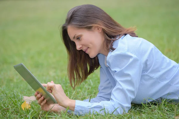 Vrouw browsen op de tablet — Stockfoto