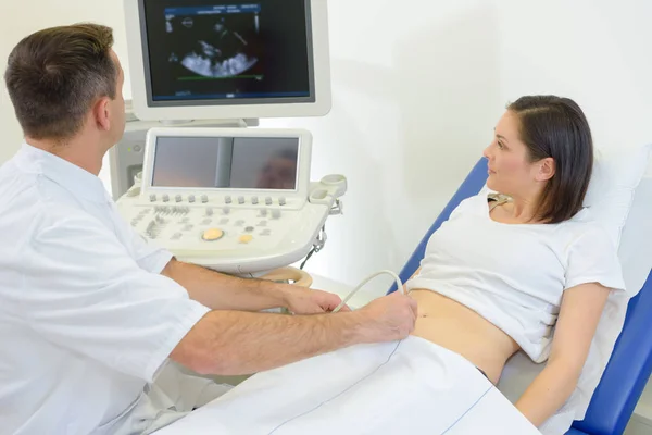 Primo trimestre ultrasuoni e ultrasuoni — Foto Stock
