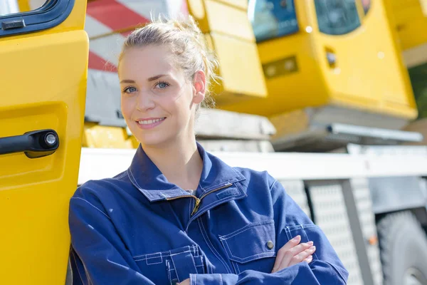 Jonge en mooie vrouw poseren op een bouwplaats — Stockfoto