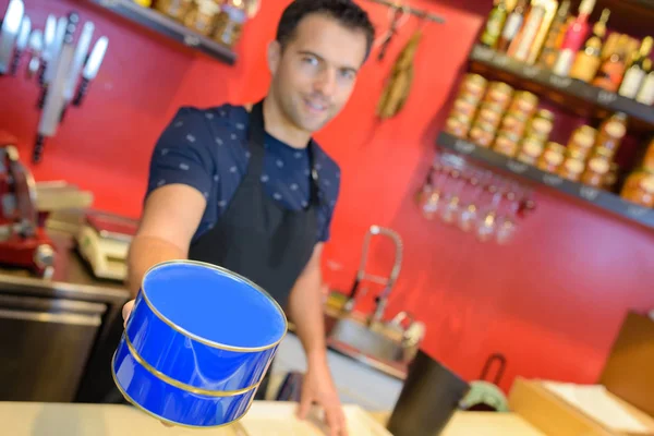 Uomo in gastronomia con stagno blu — Foto Stock
