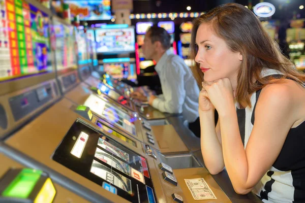 Miserabile donna seduto al gioco arcade — Foto Stock