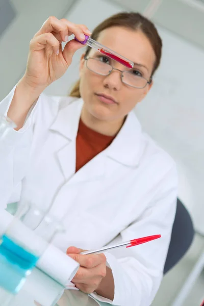 Escrever o relatório de sangue — Fotografia de Stock