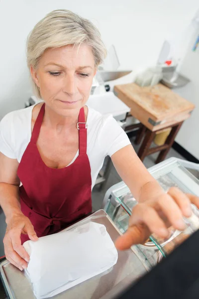 Senhora embalar uma refeição pronta — Fotografia de Stock