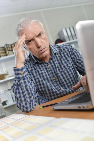 Senior-Büroangestellte mit ein paar Computerproblemen — Stockfoto