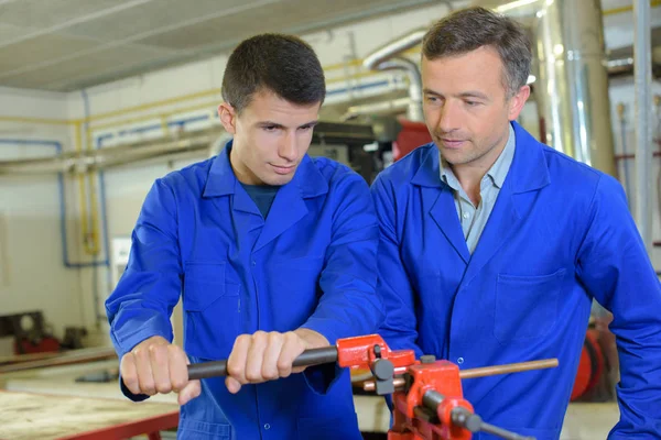 Aprendiz usando um torno — Fotografia de Stock