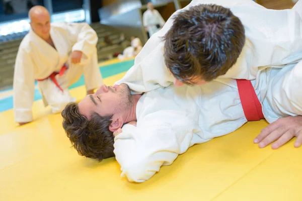 Adam judo tutun — Stok fotoğraf