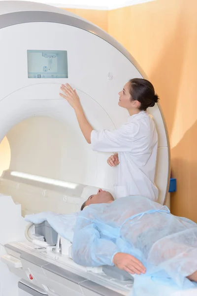 Установка МРТ и магнитной томографии — стоковое фото