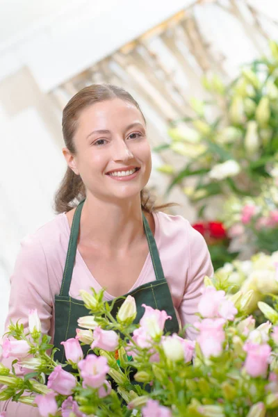 Die glückliche Floristin und Frau — Stockfoto