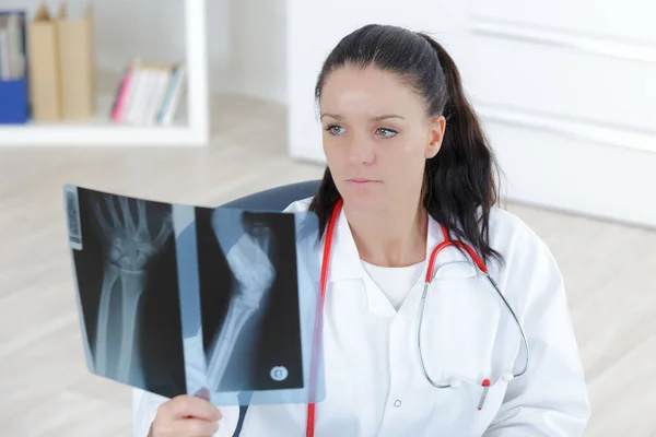 Médecin regardant l'image radiographique de la main — Photo