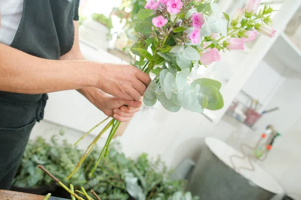 Florist arranging a bouquet — Stock Photo, Image